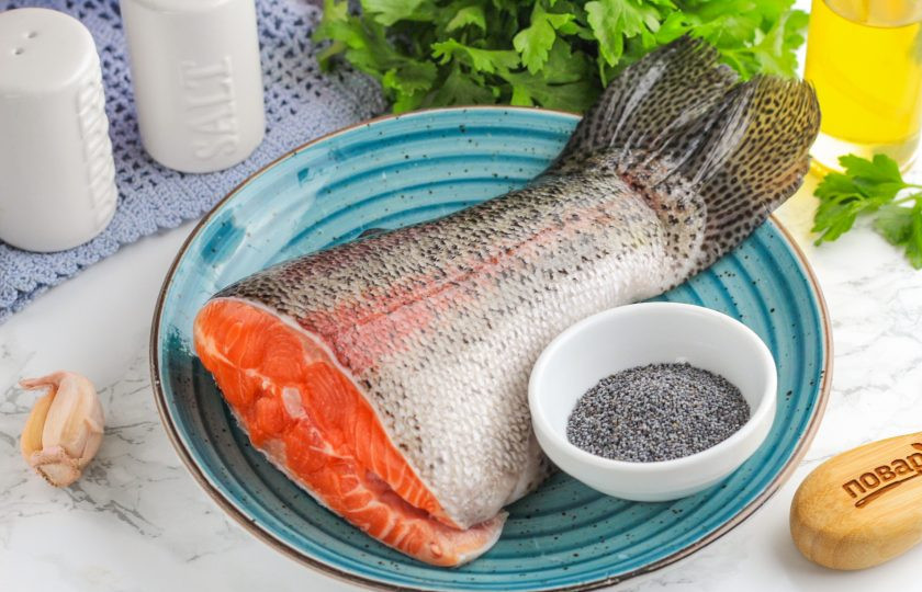 1. Этап. Жареный лосось с маком: Подготовьте указанные ингредиенты. Можно использовать любую часть тушки лосося, главное, удалить с нее кожу, кости и использовать только мякоть.