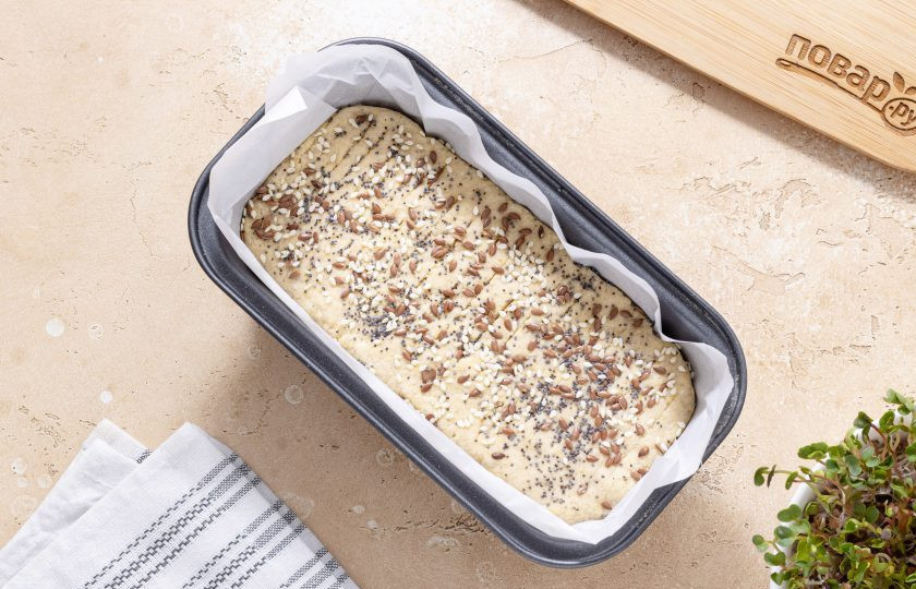 1. Этап. Хлеб из рисовой муки в духовке: Сверху можно присыпать хлеб семечками. Выпекайте хлеб около 40-45 минут в разогретой до 180 градусов духовке.