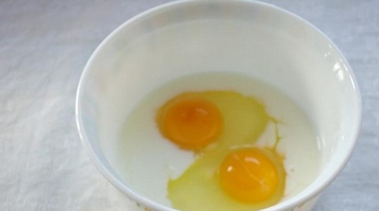 1. Этап. Салат с куриной копченой грудкой простой: 2. Яйца вбейте в небольшую мисочку, добавьте молоко и щепотку соли. Взбейте венчиком и вылейте на сковороду с растительным маслом. Обжарьте омлет с двух сторон.