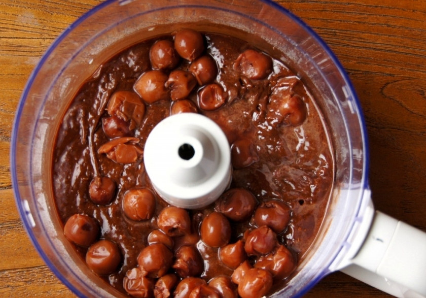 1. Этап. Шоколадные кексы с вишней: Взбейте. Затем ко взбитому тесто добавьте вишню без косточек. И тоже хорошенько всё взбейте, перемешайте.