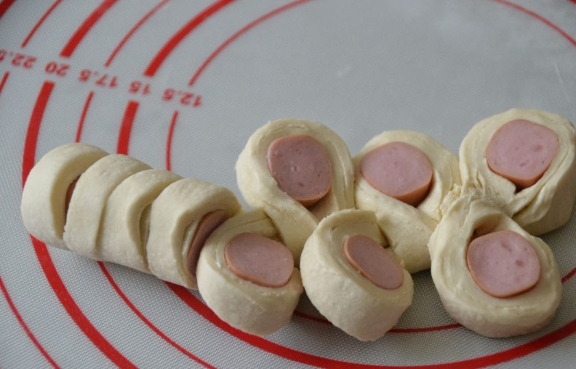 1. Этап. Сосиски в тесте Гусеницы: Разверните в разные стороны разрезанные частички теста с сосиской.