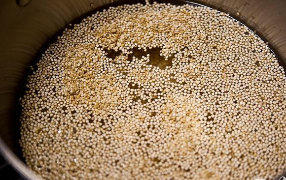 1. Этап. Салат с квиноа, бараньим горохом и помидорами: 1. Тщательно промыть лебеду, используя мелкое сито, поместить в кастрюлю среднего размера и добавить необходимое количество воды. Довести до кипения на сильном огне, накрыть крышкой и уменьшить огонь до минимума. Варить, пока рисовая лебеда не впитает всю воду, приблизительно 20 минут. Убрать кастрюлю с огня и перемешать рисовую лебеду при помощи вилки. Дать ей остыть.