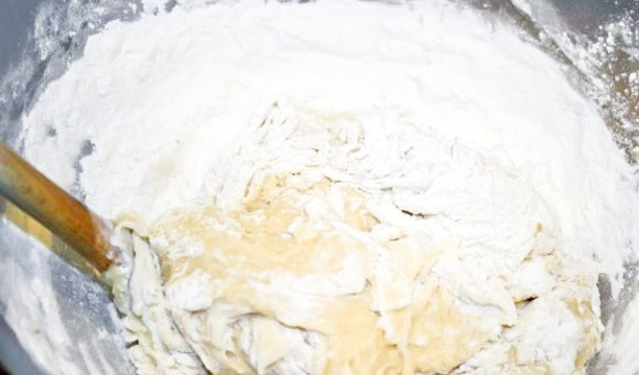 1. Этап. Донатсы с начинкой: В миске соедините мягкое масло, молоко, сахар, яйца, ваниль, соль. Хорошо перемешайте, добавьте дрожжи. Добавляйте понемногу муку и вымешивайте тесто.