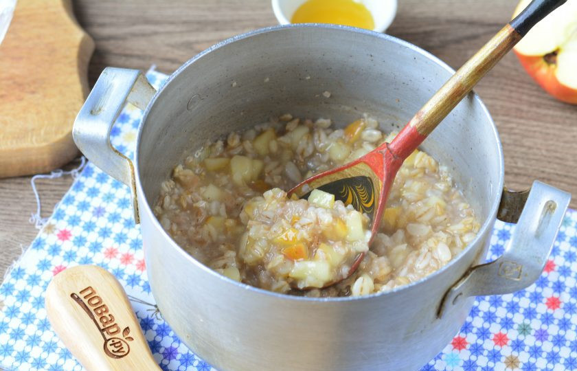 1. Этап. Каша на воде для похудения: Каша готова, яблоки стали мягкими, а корица отдала свой аромат. Дайте каше настояться под крышкой еще 1 минуту.