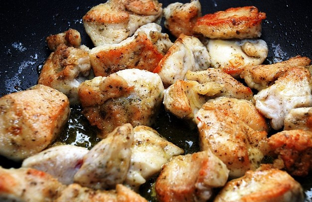 1. Этап. Куриное филе под сливочным соусом: Обжариваем со всех сторон, убавив огонь, минут 10-15 до золотистого цвета.