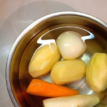 1. Этап. Легкий овощной суп с курицей: Почистить овощи.