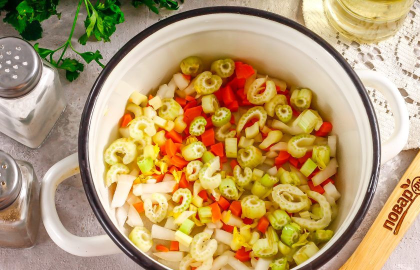 1. Этап. Крем-суп из сельдерея с креветками: Затем добавьте туда же сельдерей и обжарьте еще 1-2 минуты.