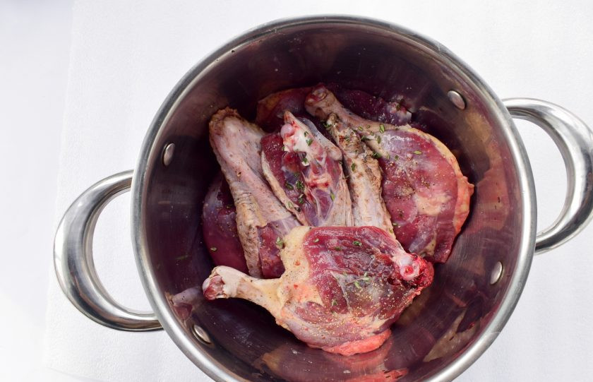 1. Этап. Утка в глинтвейн-маринаде: Утиное мясо промойте, обсушите, натрите солью, перцем и присыпьте измельченным свежим чабрецом (или тимьяном).