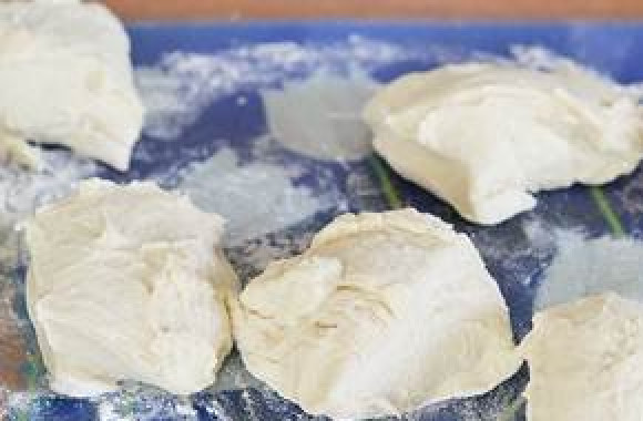 1. Этап. Дрожжевое тесто на сковороде: 3. Делим на 8 частей и скатываем шарики.