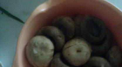 1. Этап. Шампиньоны на гриле: Выложить полученное пюре в миску, смешать с маслом, солью, перцем. Хорошо перемешать. В эту массу положить шляпки шампиньонов. Еще раз перемешать. Оставить мариноваться на 30 минут.