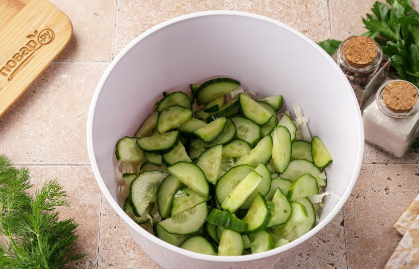 1. Этап. Салат с кальмаром, креветками и огурцом: Добавьте нарезанные дольками огурцы.