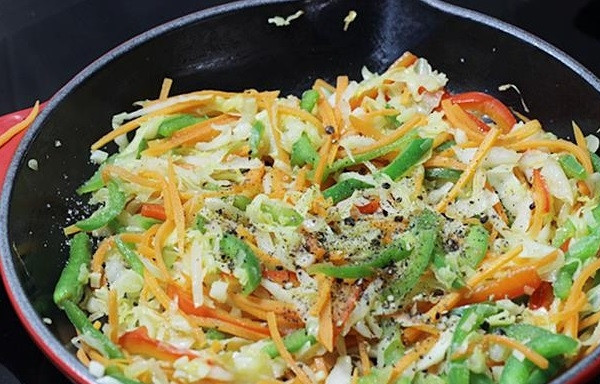 1. Этап. Жареная капуста: Затем добавьте перец и соль. Перемешайте, и готовьте ещё 3 минуты.