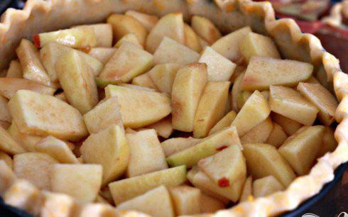 1. Этап. Пряный яблочный пирог с орехами: 7. Выложить яблочную смесь поверх теста.