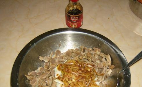 1. Этап. Хе из куриных желудков по-корейски: Сразу же добавьте все приправы, перемешайте. Чеснок измельчите и добавьте в салатницу вместе с ингредиентами со сковороды.