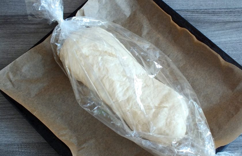 1. Этап. Хлеб в рукаве: Переложите заготовку в рукав для запекания. Завяжите края. Переложите на противень. Поставьте будущий хлеб в холодную духовку. Включите 200 градусов. Выпекайте 35-45 минут. Учитывайте особенности своей духовки.