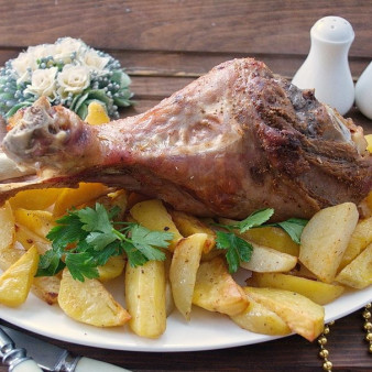 Голень индейки в духовке