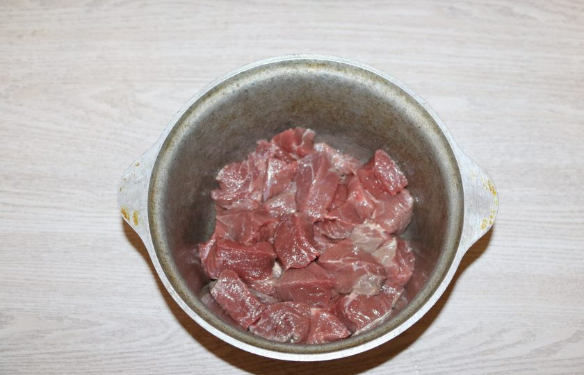 1. Этап. Басма: В казан на дно уложите мясо. Если имеется курдюк, положите его на дно, затем мясо.