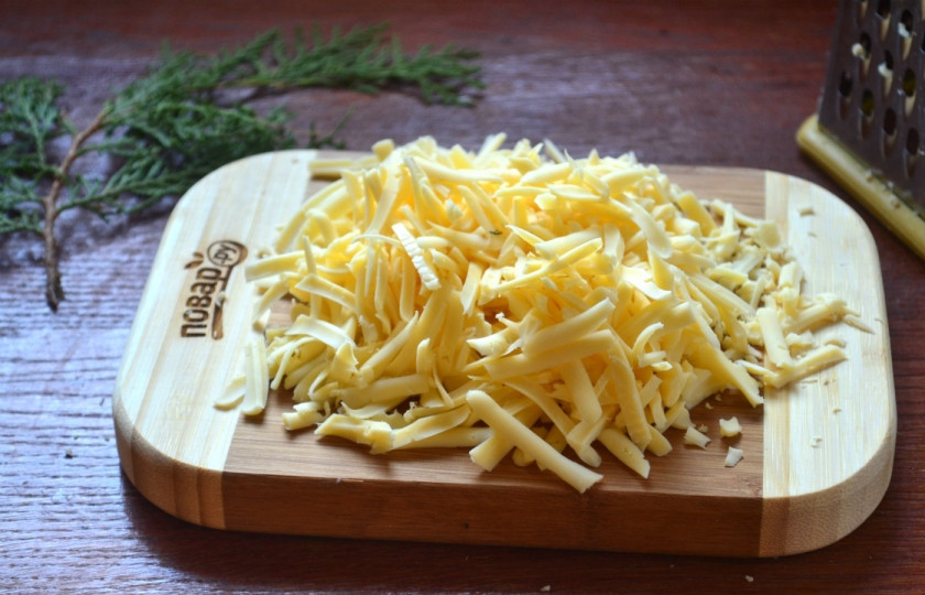 1. Этап. Пирог с начинкой из сыра и ветчины: Твердый сыр натрите на крупной терке или просто порежьте слайсами.