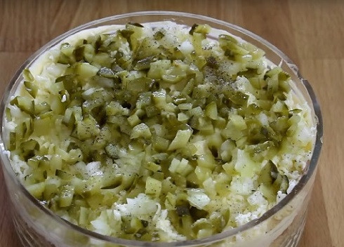 1. Этап. Салат из тунца и яиц: Огурцы натираем на терке и слегка отжимаем. Выкладываем следующим слоем и смазываем майонезом.