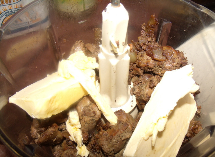 1. Этап. Паштет из печени индейки: 5. Помещаем также к массе сливочное масло, после чего солим и приправляем по вкусу. Лучше больше ничего в паштет не класть, чтобы не перебить вкус. Измельчаем до получения однородной массы.