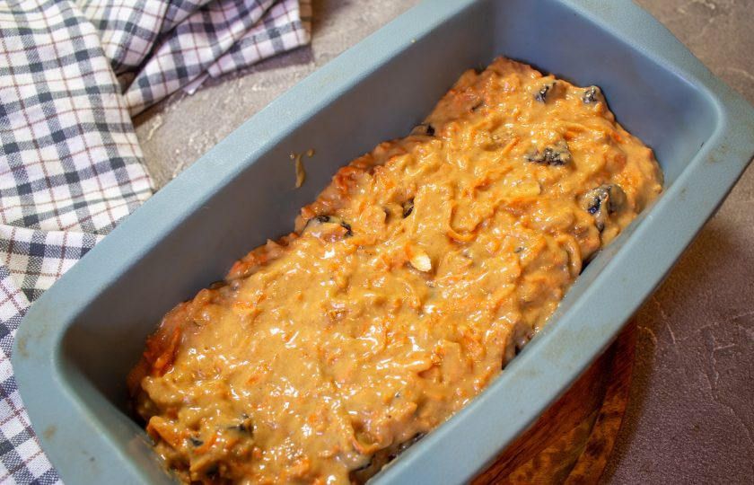 1. Этап. Морковный кекс с орехами: Тесто выложите в форму и выпекайте в разогретой духовке до 180 градусов 40 минут.