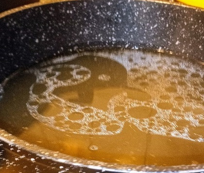 1. Этап. Куриный суп с пармезаном от Оттоленгги: Полученную жидкость процедить Должно получиться 1,5 литра. Отложить куриные бедра, нарезать их на кусочки среднего размера, освободив от кожи и костей.