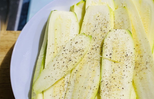 1. Этап. Кабачковая лазанья с фаршем и соусом бешамель: Кабачок/цуккини нарезать на тонкие пластины, добавить соль, перец душистый, перемешать, отставить в сторону