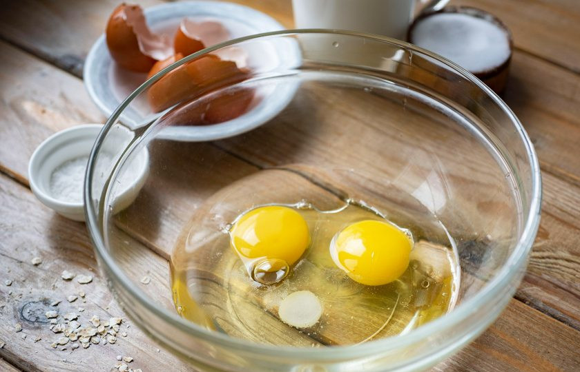 1. Этап. Овсяный хлеб на кефире без дрожжей: В просторную миску вбейте яйца, добавьте соль, растительное масло.