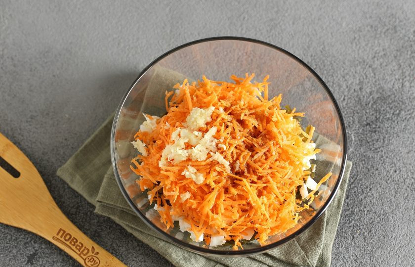 1. Этап. Морская капуста для похудения: Добавьте давленый чеснок, масло и соевый соус.