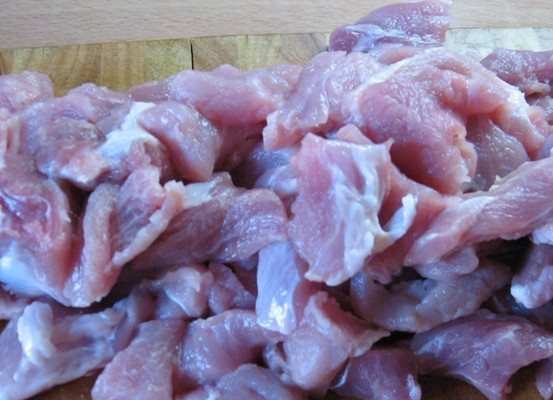 1. Этап. Баклажаны, жаренные со свининой: Мясо вымыть, обсушить и нарезать на небольшие кусочки. Можно нарезать кубиками, можно полосками.