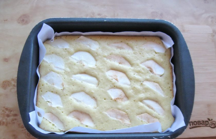 1. Этап. Яблочный пирог Фантазия: Пеките пирог при температуре 175-180 градусов 35-40 минут до сухой спички. Время зависит от вашей духовки, которую нужно предварительно разогреть.