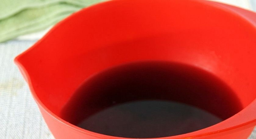 1. Этап. Бекмес из винограда: 2. Наливаем чуть воды на дно, давим ягодки и варим, пока не разварятся. Отделяем сок от шкурок при помощи сита или марли и варим, доводя до кипения.