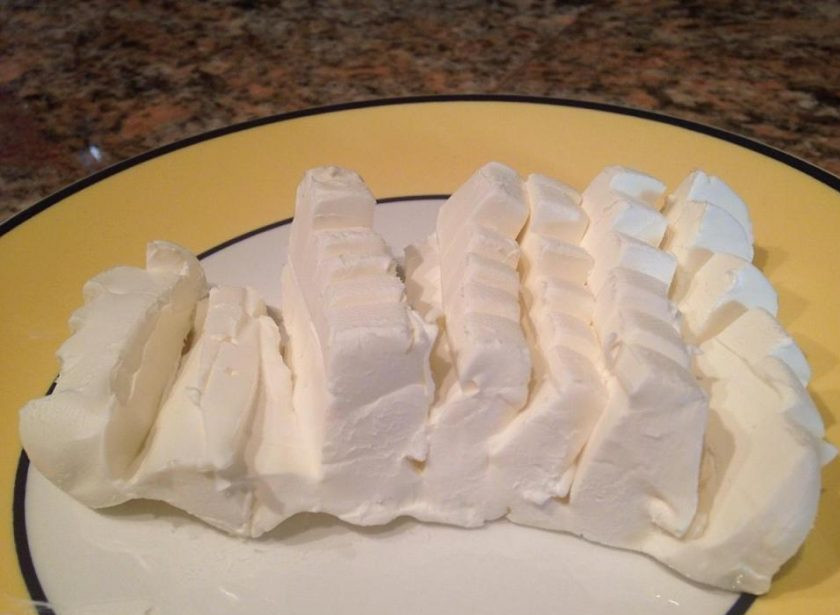 1. Этап. Воздушные слоечки Крем-чиз: Сливочный сыр порежьте на кусочки, поставьте в морозилку на 30 минут.