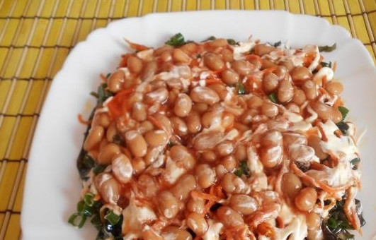 1. Этап. Салат из морской капусты с морковью: 8. Следом выложите фасоль в томате.