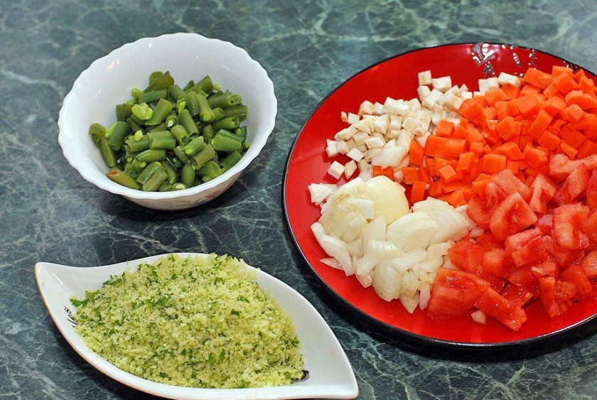 1. Этап. Ризотто с фасолью: Нарежьте все овощи кубиками. Пармезан натрите на терке.