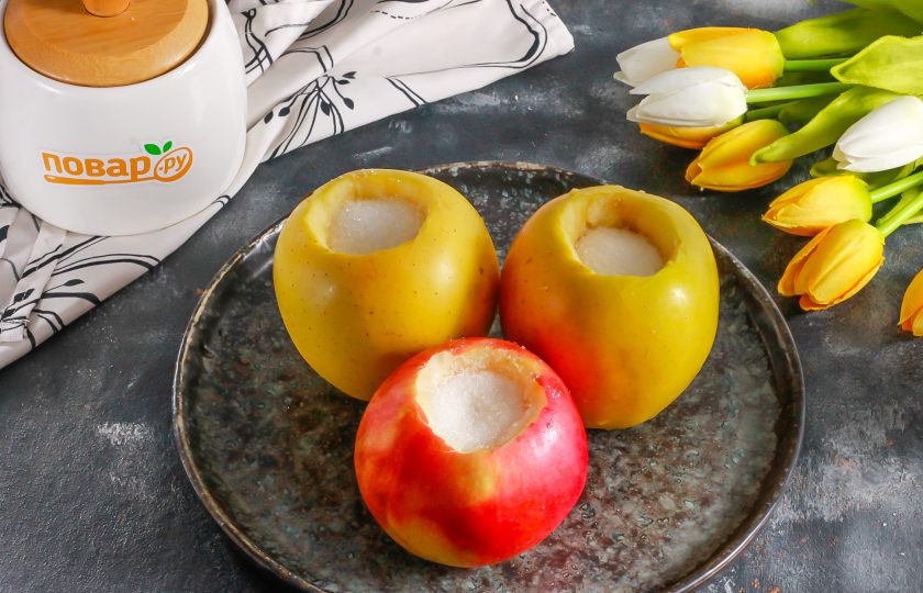 1. Этап. Запеченные яблоки со взбитыми сливками: Всыпьте в отверстия во фруктах сахарный песок. Если вы не любите сахар и не против запекания меда, то замените сахар цветочным медом любого сорта.