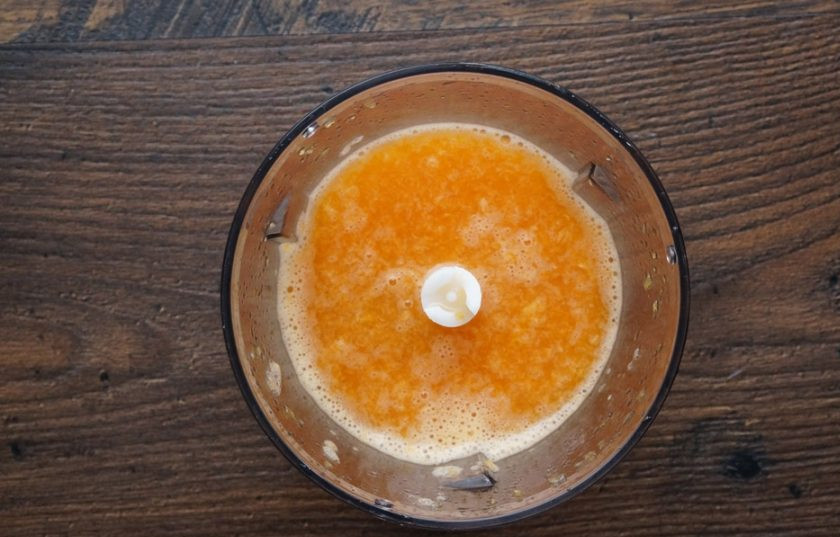 1. Этап. Желе дома: Взбейте массу до однородности. Добавьте желатин (в тех пропорциях, что указаны на этикетке).