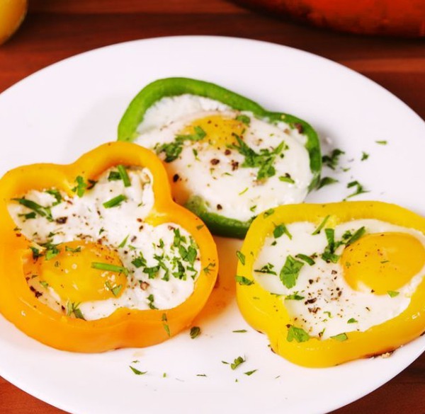 1. Stage. Bell Pepper Eggs: Repeat with the other eggs, then garnish with chives and parsley.