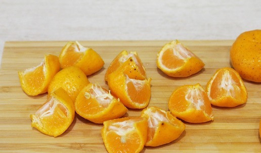 1. Этап. Мандарины в коньячном сиропе: Мини-мандарины вымыть, обсушить и разрезать на 4 части.