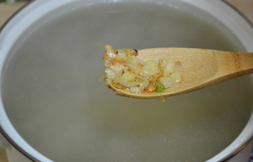 1. Этап. Суп щавелевый с фрикадельками: Когда картофель и фрикадельки будут почти готовы, отправьте в кастрюлю пассерованный лук.