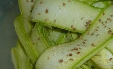 1. Этап. Кабачки в маринаде: 3. Добавляем соль и сахар, смесь перцев, насыпаем кориандр и перемешиваем, чтобы специи равномерно покрыли все кабачки.