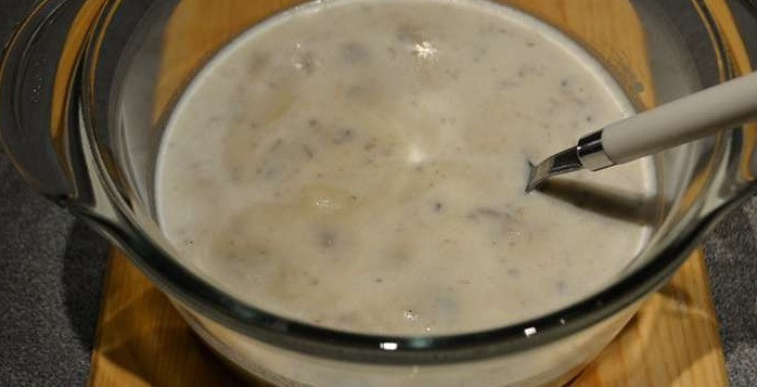 1. Этап. Грибной суп пюре в мультиварке: В массу влейте сливки, перемешайте.