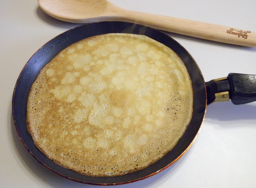 1. Этап. Заварные блины на молоке: Подденьте вилочкой край — и переверните руками блин. Поджарьте его с другой стороны.