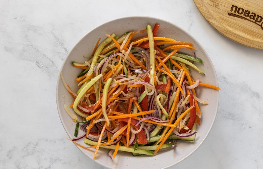 1. Этап. Вьетнамская лапша с овощами: Полейте заправкой овощи и уберите в холодильник на 20 минут, чтобы они промариновались.