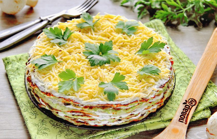 1. Этап. Кабачковый торт с грибами: Украсить готовый кабачковый торт можно любым удобным способом. У меня - тертый сыр и зелень. Перед подачей даем закуске охладиться 1-2 часа в холодильнике. Приятного аппетита!