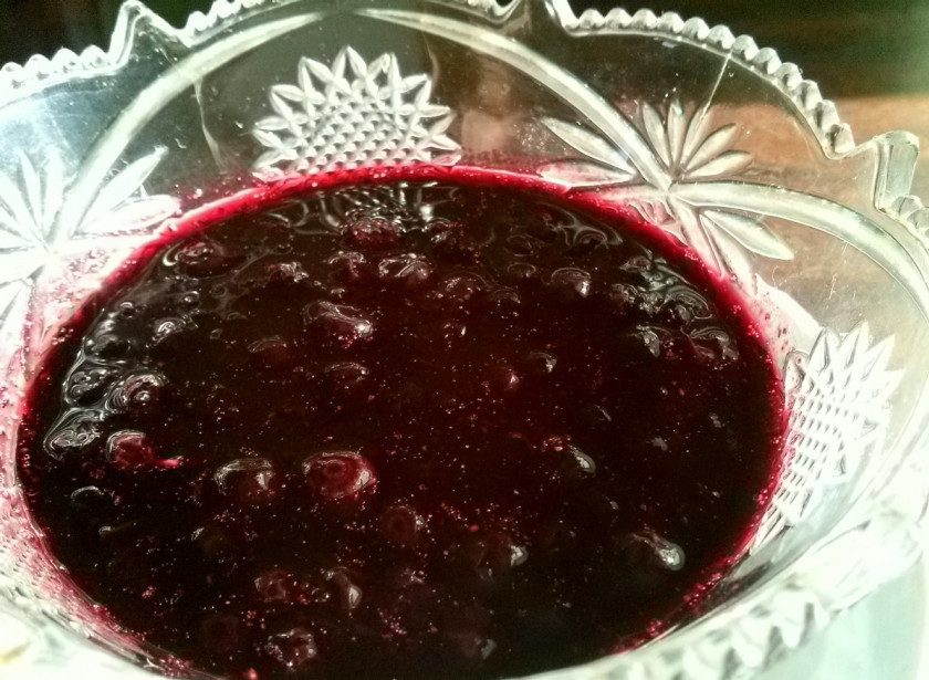 1. Этап. Варенье из черники пятиминутка: Разлейте по стерилизованным сухим банкам, закрутите крышками. Выход - 1,5л. Храните в прохладном темном месте