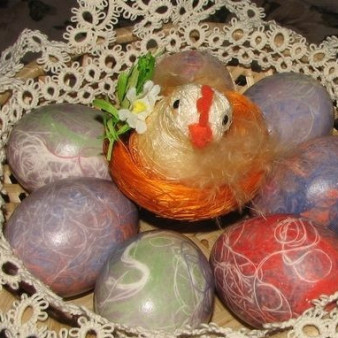 Яйца, крашенные нитками