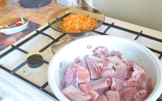 1. Этап. Свиные ребрышки с картошкой в казане: 3. На сковороду налейте немного растительного масла и на сильном огне обжарьте ребра с двух сторон до румяной корочки.