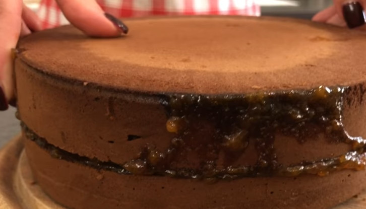 1. Этап. Шоколадный торт Захер: 12. Снимаете кастрюлю с огня и кипящим джемом промазываете хорошенько коржи. Когда они немного остыли, соединяете их и смазываете весь торт джемом. Убираете заготовку на 15-30 минут в холодильник.