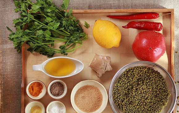 1. Этап. Суп из маша со специями: Подготовим все необходимы ингредиенты для приготовления супа из маша. Маш нужно хорошенько промыть под проточной водой.